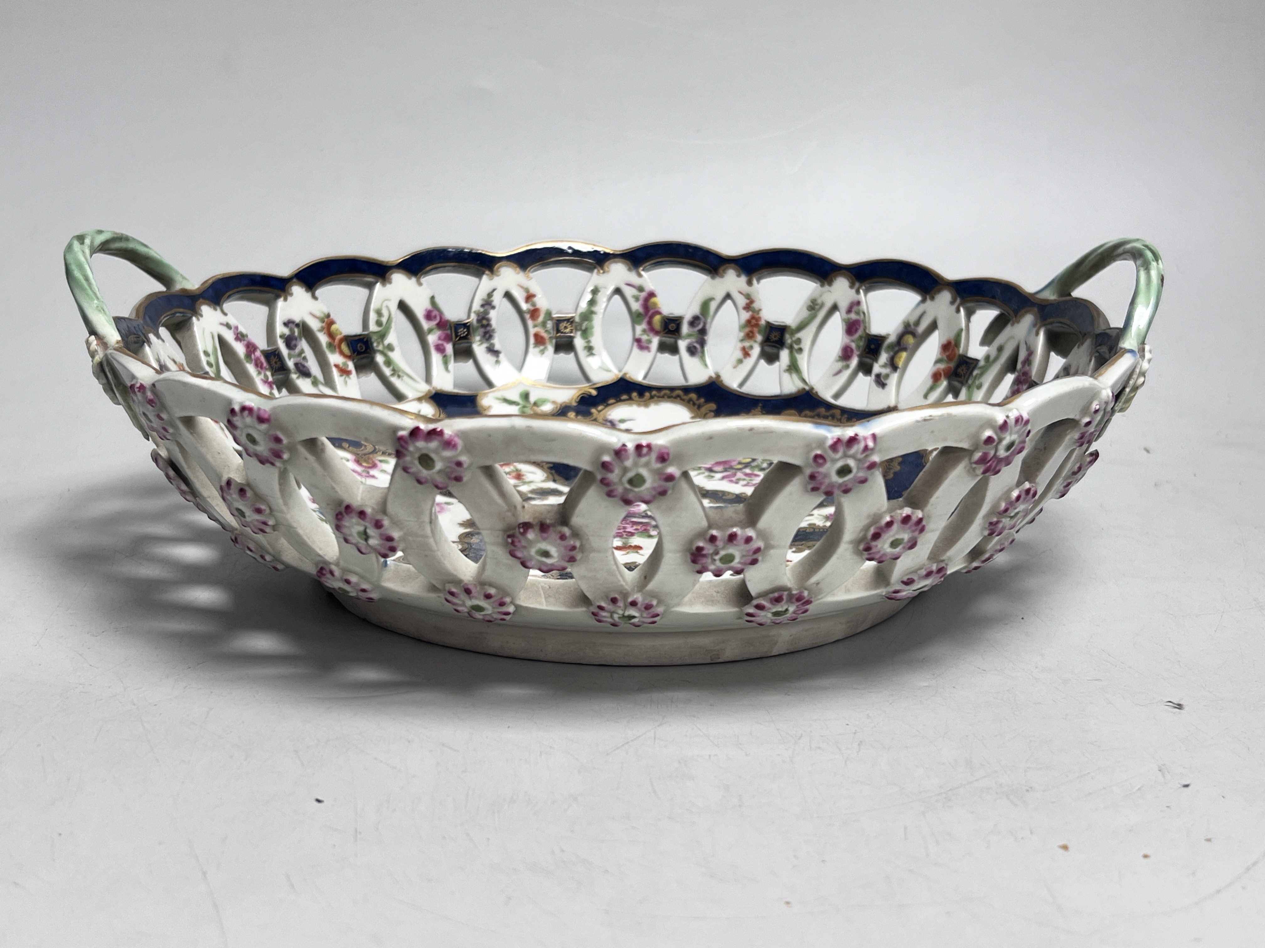 A Worcester scale blue two handled basket, c.1775, 28cm wide